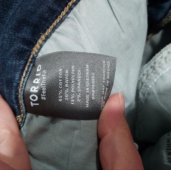 NWOT Torrid Medium/Dark Wash Crop Jegging Super Soft in Size 26 - Picture 13 of 13